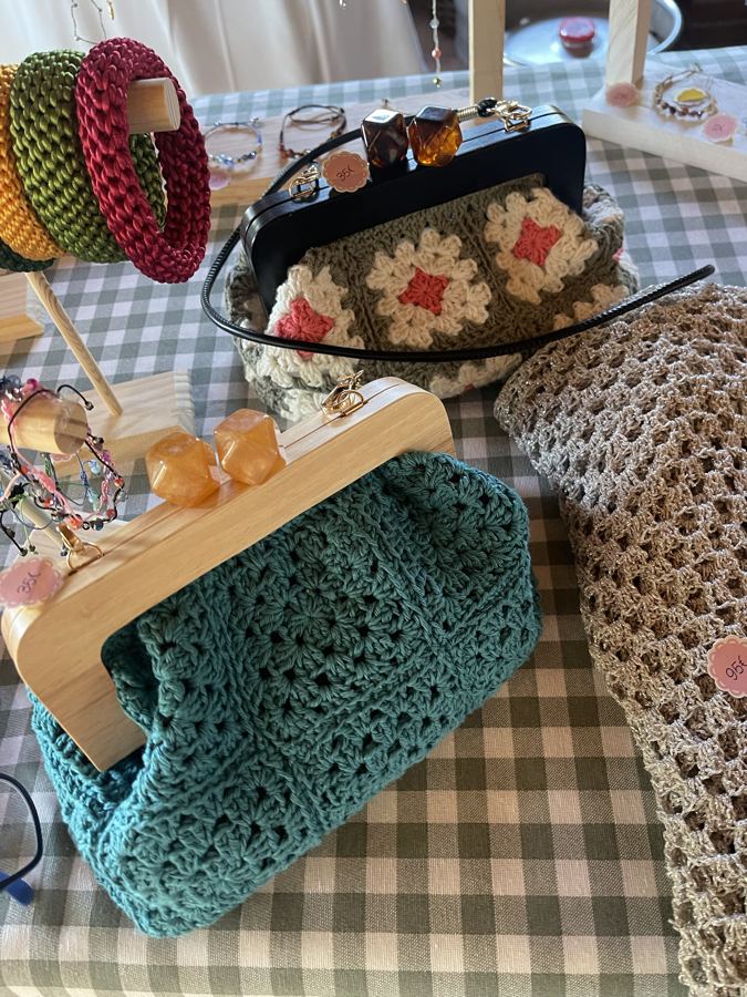 Bolsos de mano con boquilla de madera, hecho a mano por Martuki Crochet