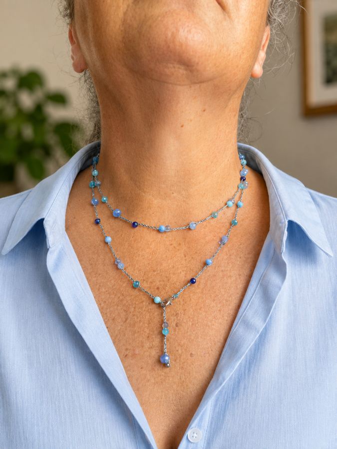 Collar azul, hecho a mano por Martuki Crochet