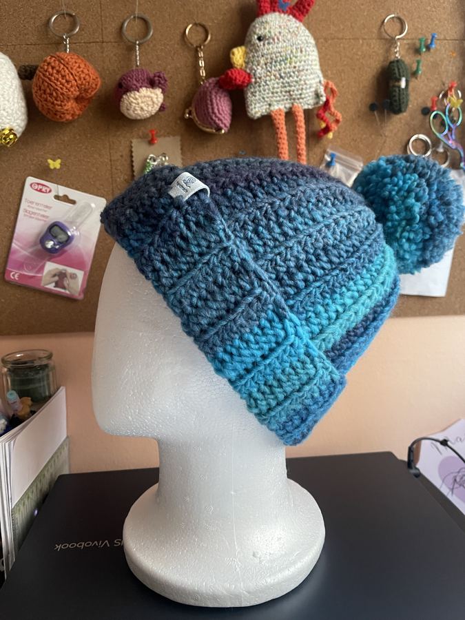 Gorro azul degradado, hecho a mano por Martuki Crochet