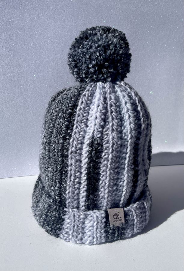 Gorro gris bicolor, hecho a mano por Martuki Crochet