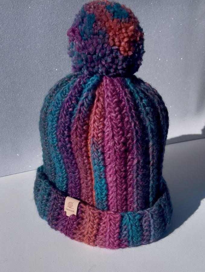 Gorro violeta y turquesa, hecho a mano por Martuki Crochet