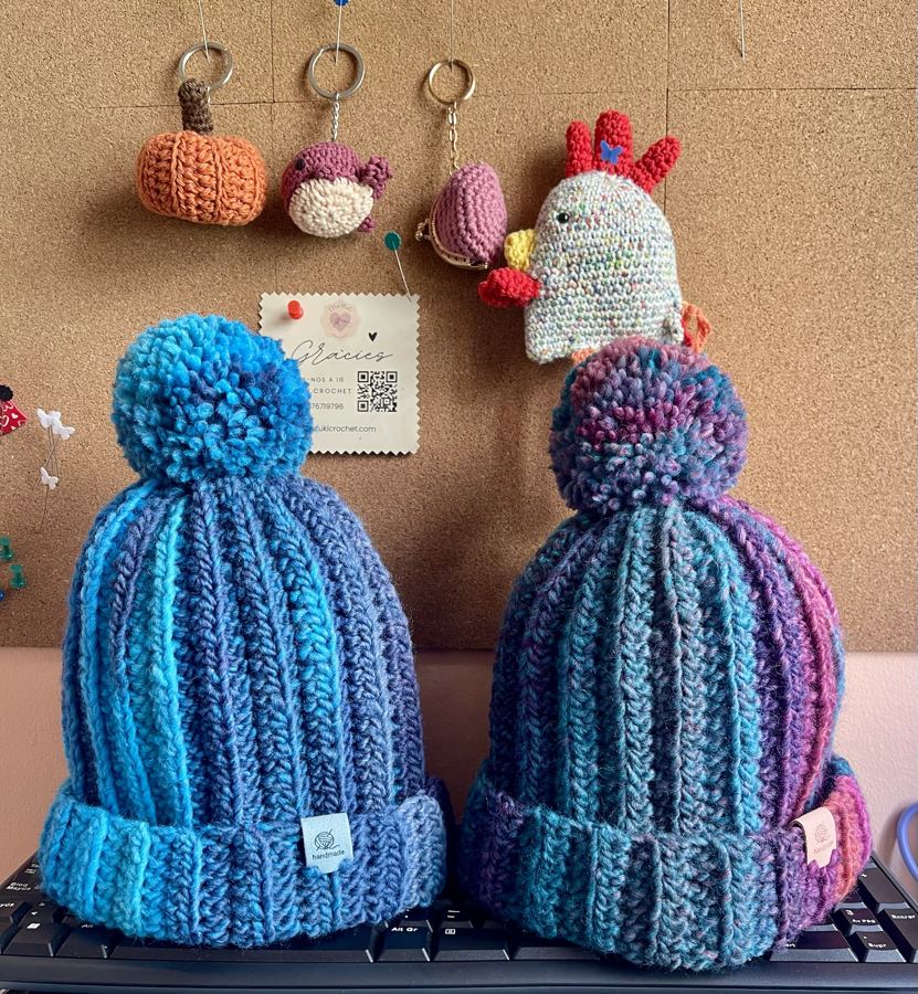 Gorros azul y violeta, hecho a mano por Martuki Crochet